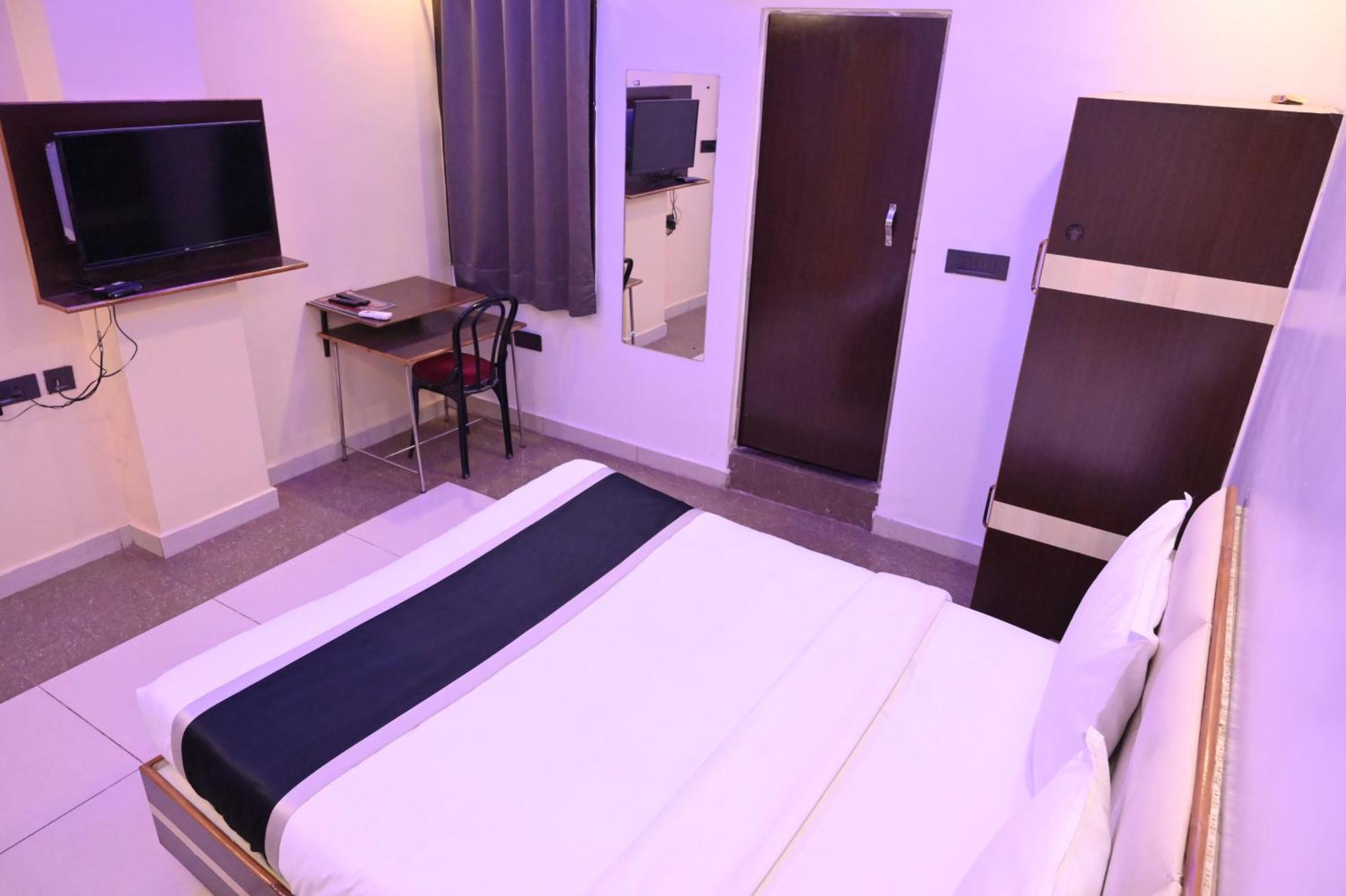 Hotel Riddhi Regency ลัคเนา ภายนอก รูปภาพ