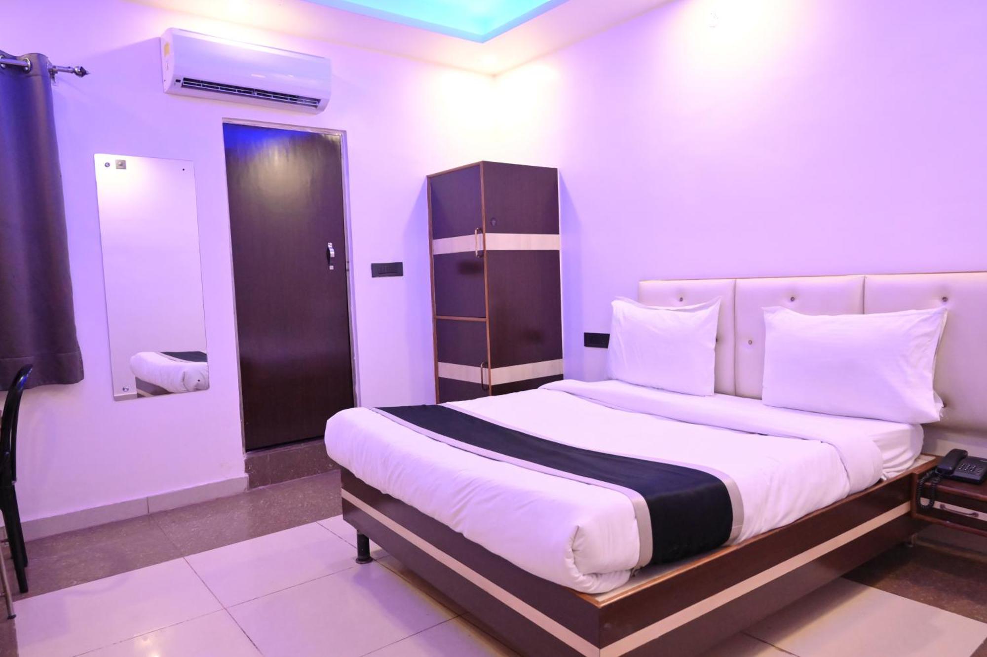 Hotel Riddhi Regency ลัคเนา ภายนอก รูปภาพ