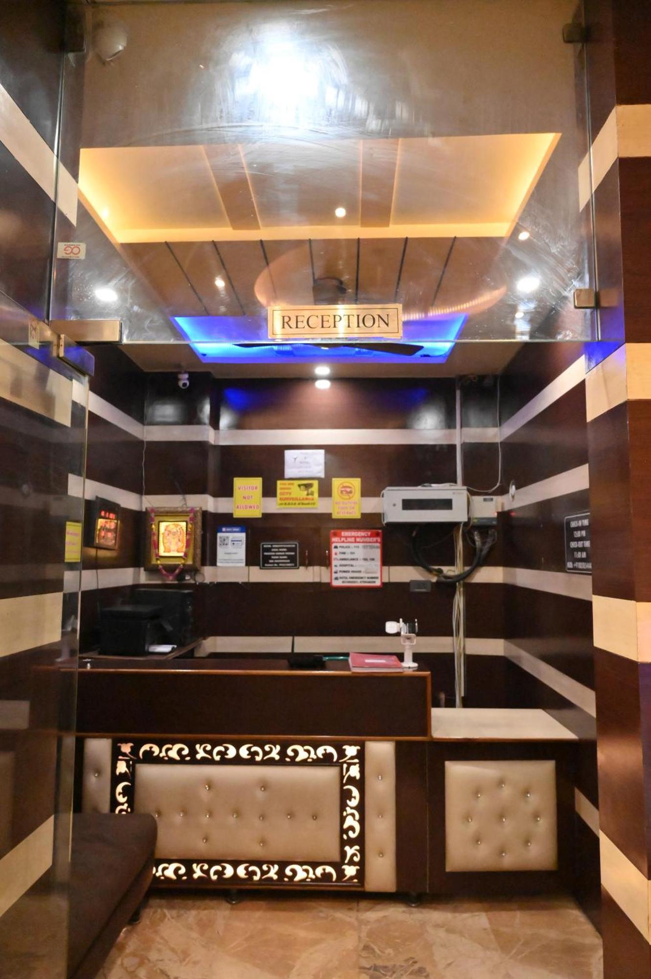 Hotel Riddhi Regency ลัคเนา ภายนอก รูปภาพ