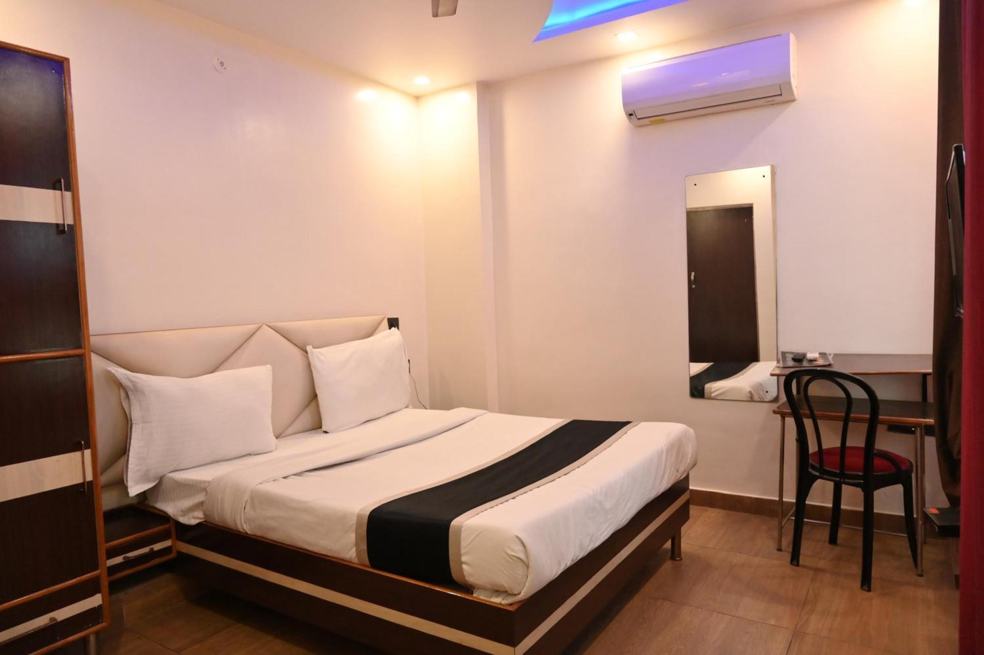 Hotel Riddhi Regency ลัคเนา ภายนอก รูปภาพ