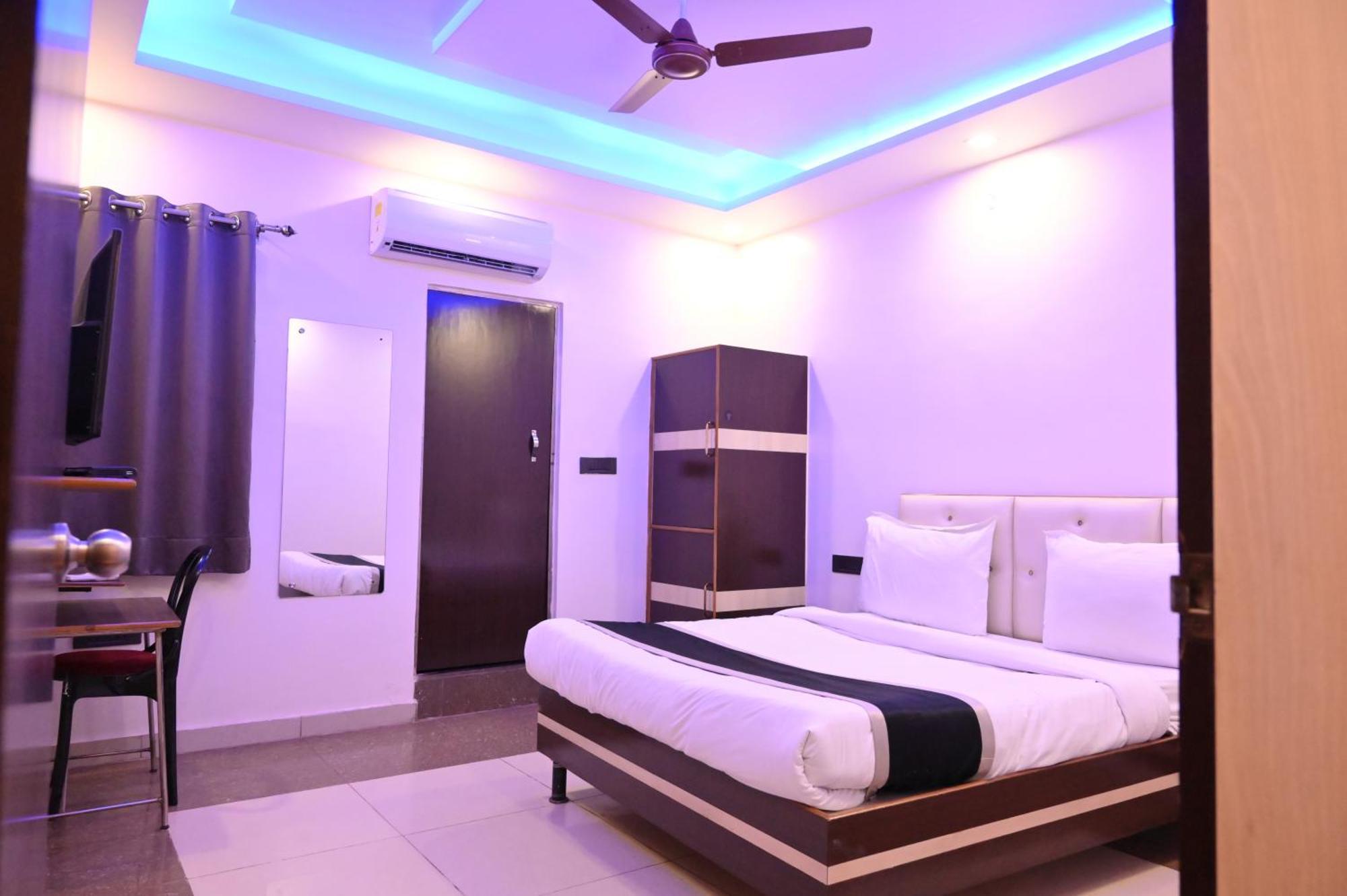 Hotel Riddhi Regency ลัคเนา ภายนอก รูปภาพ