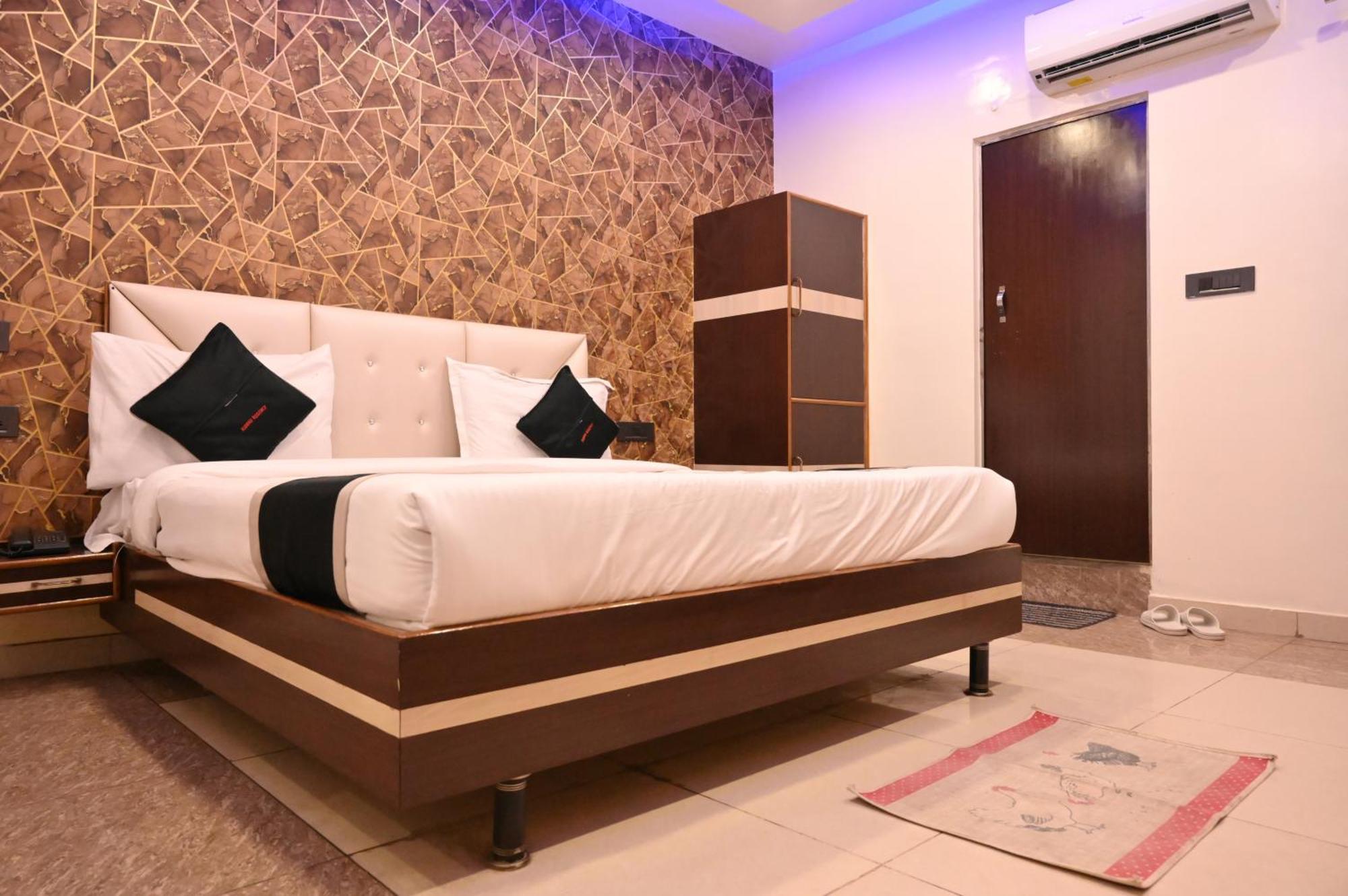 Hotel Riddhi Regency ลัคเนา ภายนอก รูปภาพ