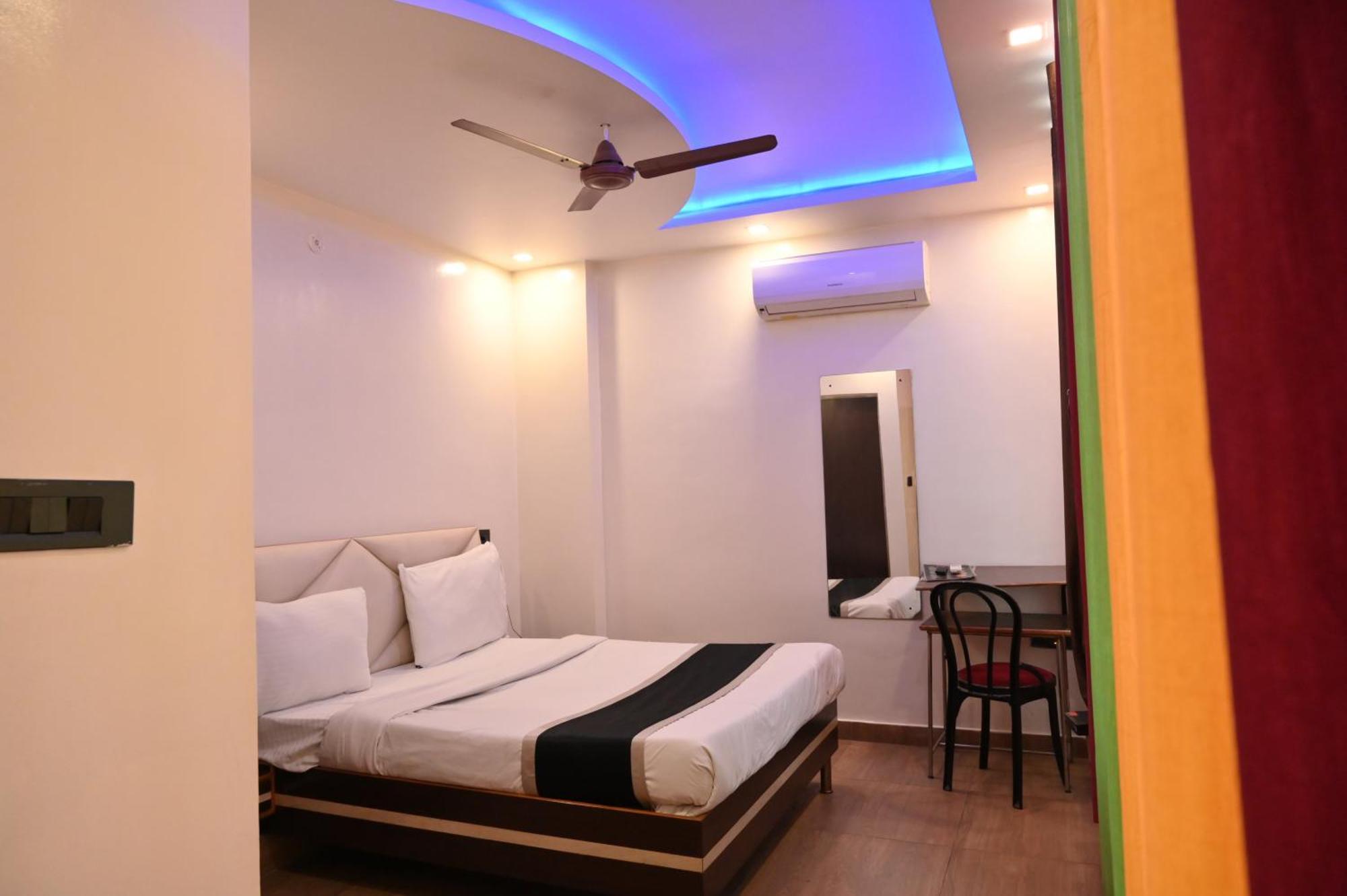Hotel Riddhi Regency ลัคเนา ภายนอก รูปภาพ
