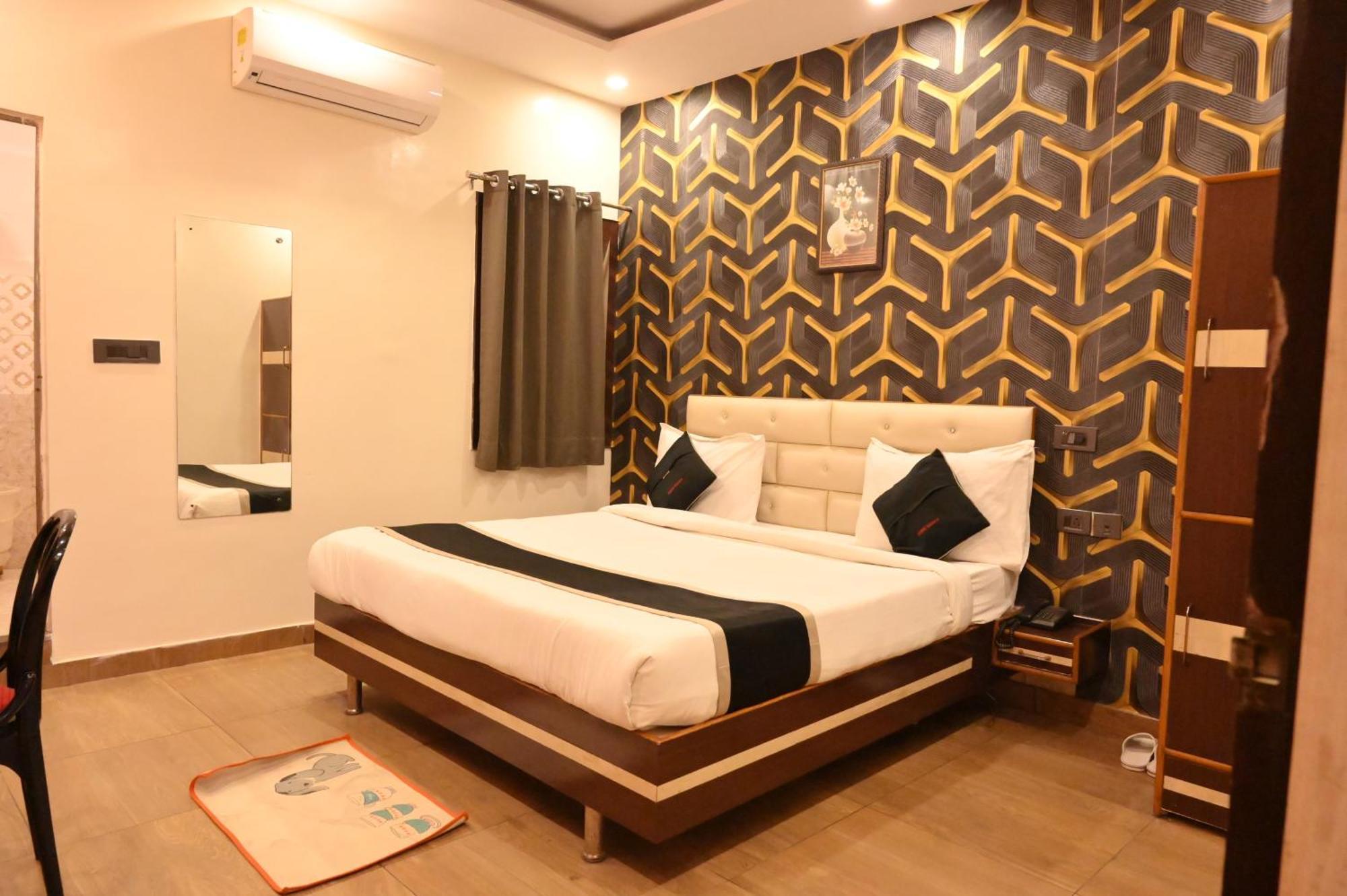 Hotel Riddhi Regency ลัคเนา ภายนอก รูปภาพ